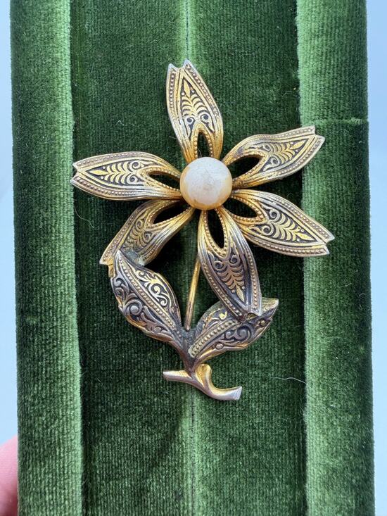 Unbranded Jewelry - Vintage Damascene Gold Tone Faux Pearl Flower Brooch